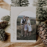 Modern Boho Arch | Cream God jul Photo Julkort<br><div class="desc">Detta moderna fotokort för boho arch kräm God jul är den enkla perfekten att Julhälsningar. Bohemikrämen och guld har en unik industriell präglingstypografi med minimalistisk vintage stil. Anpassa kortets framsida med ett foto,  din familj namn och året.</div>