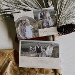 Modern Boho Arch | Fotografier i Cream 3-familjen Julkort<br><div class="desc">Detta moderna kort för foto i familjen Boho Arch, 3, är den perfekt som den moderna Julhälsningar. Bohemikrämen och guld har en unik industriell präglingstypografi med minimalistisk vintage stil. Anpassa kortet med 3 foton (2 på framsidan och 1 på baksidan), din familj namn, första namn och året. Inkludera ett valfritt...</div>