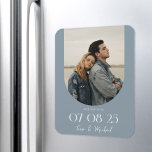 Modern Boho Arch Photo Dusty Blue Spara datumet Magnet<br><div class="desc">Modern magnet i bröllop spara datum med elegant chic och minimalistisk boho stil med ditt foto i en båge i ram.</div>