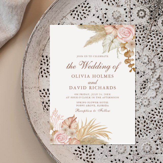 Modern Boho Blommigt Pampas Grass Bröllop Inbjudningar (Modern Boho Floral Pampas Grass Wedding Invitation on beautiful neutral boho plate.)