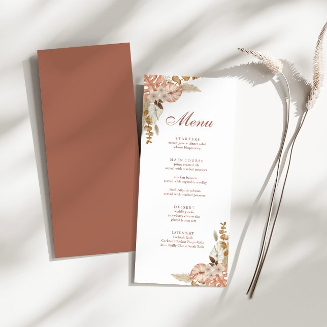 Modern Boho Blommigt Pampas Grass Bröllop Meny (Modern Boho Floral Pampas Grass Wedding Menu on a sunny white table with a dry wildflower.)