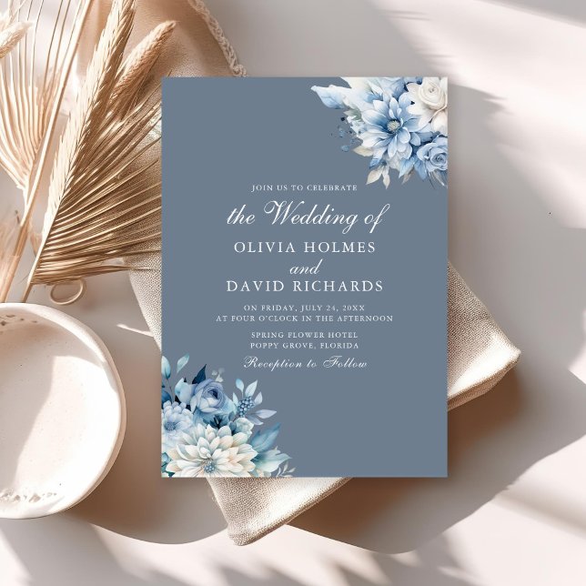 Modern Boho Dusty Blue Wildblommor Bröllop Inbjudningar (Modern Boho Dusty Blue Wildflowers Wedding Invitation on a sunny neutral boho table.)