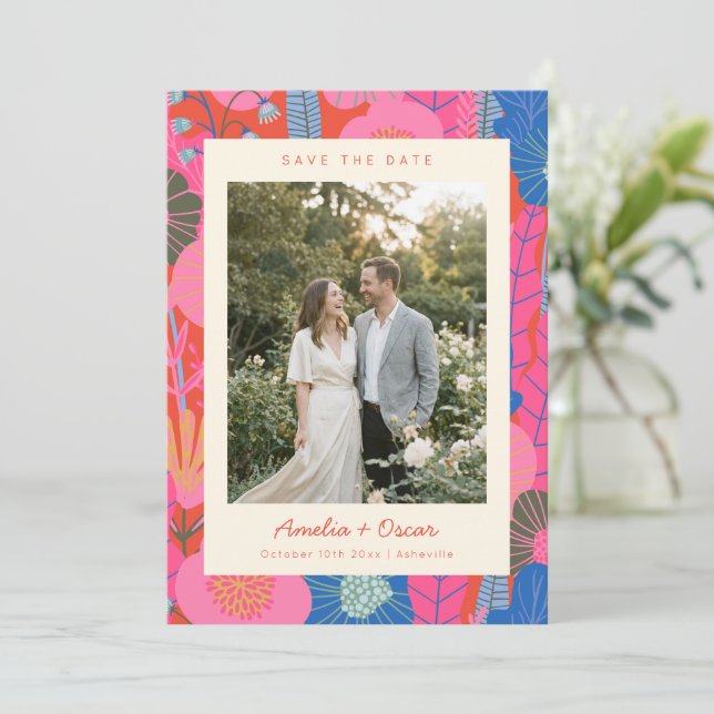 Modern Boho Färgrik Röd Blommig Foto Bröllop Spara Datumet (Stående Fram)