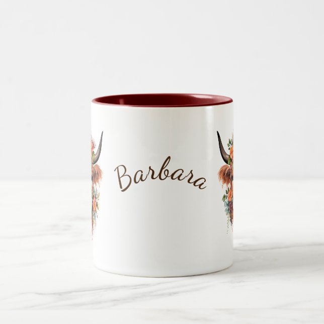 Modern Boho Highland Cow med blommor Två-Tonad Mugg (Center)