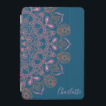 Modern Boho Mandala Medallion Teal Script Namn  iPad Mini Skydd<br><div class="desc">En modern centrifug på ett klassiskt mandalamotiv i rosa och orange på mörkens tealbakgrund,  personlig med ditt namn.</div>