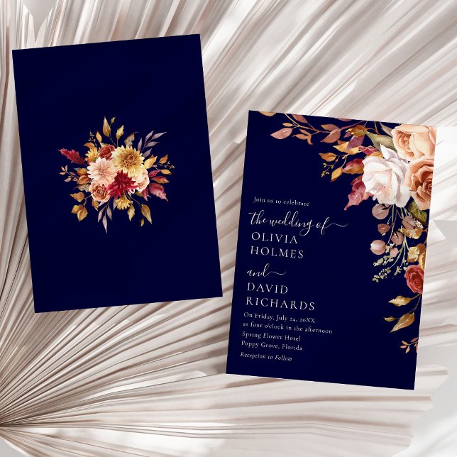 Modern Boho Marinblå Bränd Orange Blommig Bröllop Inbjudningar (Modern Boho Navy Blue Burnt Orange Floral Wedding Invitation on a sunny neutral dry palm leaf.)