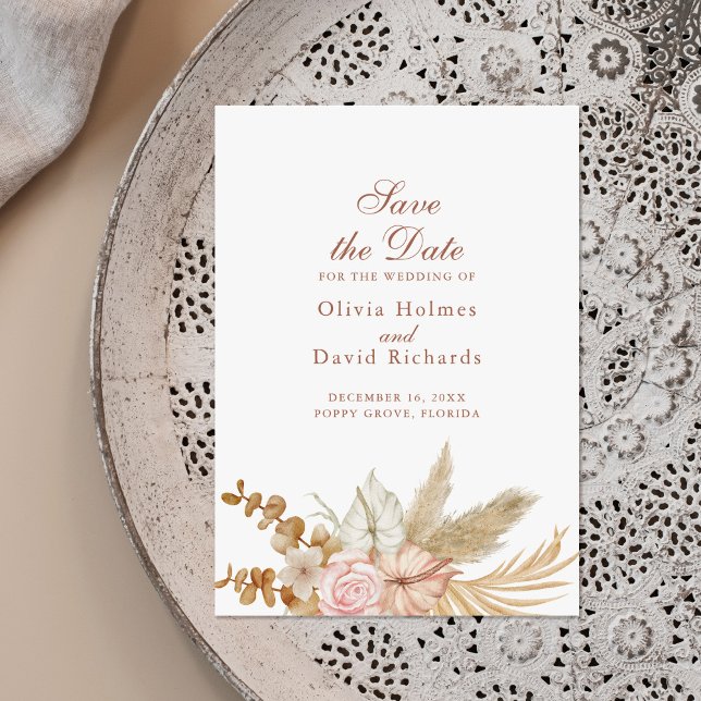 Modern Boho Pampasgräs Minimal Spara datum Datumet (Modern Boho Pampas Grass Save the Date Card on a beautiful neutral boho plate.)