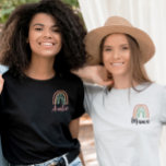 Modern Boho Rainbow Auntie T-Shirt<br><div class="desc">Denna fullt redigerbara Auntie t-shirt har en modern bohemisk hand plockade-regnbåge. Den här klassiska stil-skjortan gör perfekten till vilken Moster eller Auntie som helst. Eller så kan ni bara visa alla att ni är en stolt Auntie! Ordalydelsen "Auntie" är fullt redigerbar så att man kan ändra färg och formuleringen till...</div>