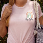 Modern Boho Rainbow Big Sister T-Shirt<br><div class="desc">Denna fullt redigerbara T-shirt för Big Sister har en modern bohemian hand plockade-regnbåge. Den här klassiska stil-skjortan gör perfekten till vilken stor syster eller stor syster som helst. Eller så kan ni bara visa alla att ni är en stolt Big Sister! Ordalydelsen "Big Sister" är fullt redigerbar så att man...</div>
