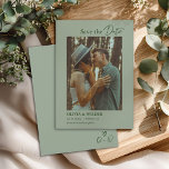 Modern Boho Sage Green Wedding Spara Datumet<br><div class="desc">Announce your big day with this boho wedding save the date in soft sage green,  featuring a modern layout,  minimalist typography,  and elegant script. Designed to highlight your engagement photo,  this simple yet romantic card blends rustic charm with timeless bohemian style.</div>