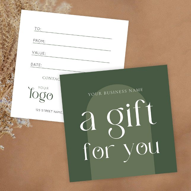 Modern Boho Sage Grönt Business Gift Certificate Fyrkantigt Visitkort (Trendy sage green boho gift certificate design with modern display fonts and arch background)