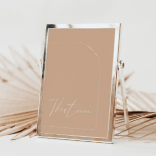 Modern Boho Tan Arch Bord Tretton Bordsnummer