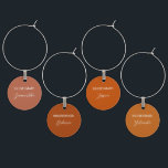 Modern Boho Terracotta Personlig Bridesmaid Berlock Vinglas<br><div class="desc">Personlig Bridesmaid-vincharm för brudgummar,  maid of honor och gäster vid Bachelorettes party. Modern design med handskrivet skript och olika skuggor av Terracotta,  Bränd Orange och Maple.</div>