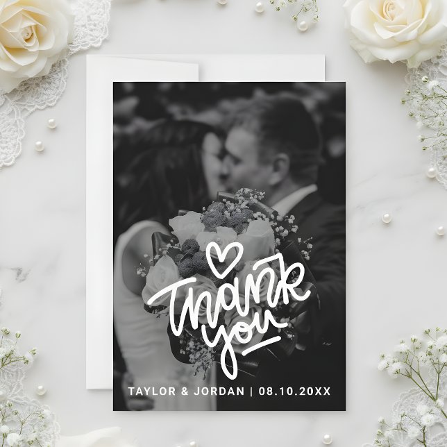Modern Bold Script Heart Photo Wedding  Tack Kort (Skapare uppladdad)