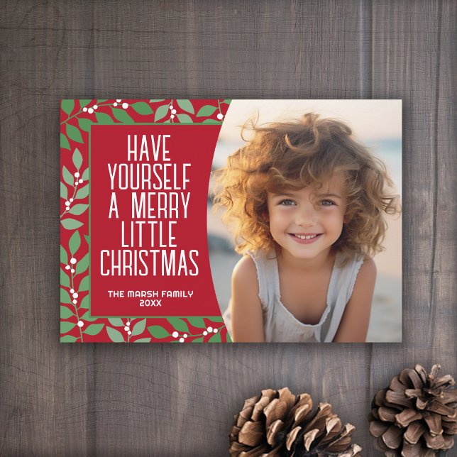 Modern botaniskt God jul Foto djupt rött Julkort (A berry botanical holiday card in shades of green leaves and white berries. 1 Photo)