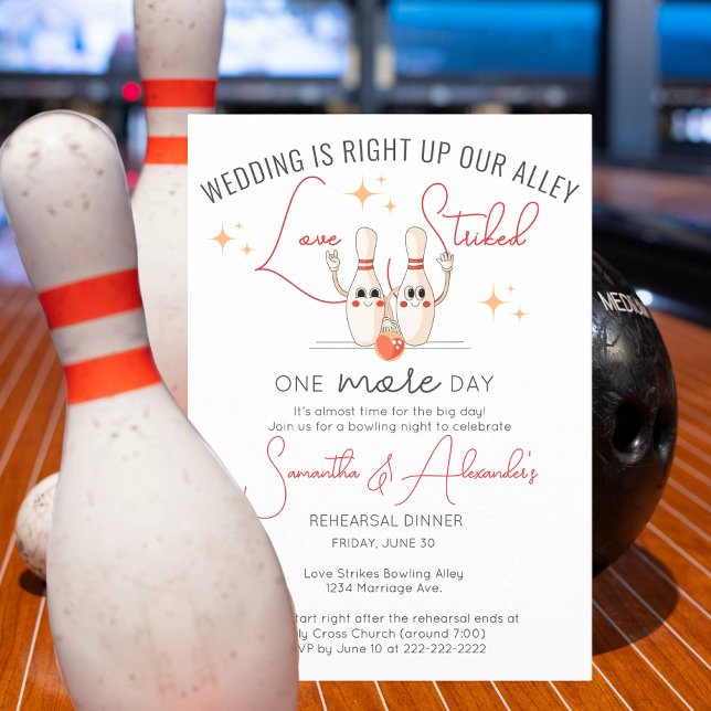 Modern Bowlinghall Förlovningsfest Rehearsal Midda Inbjudningar (Modern Bowling Alley Engagement Rehearsal Dinner Invite Wedding is Right Up Our Alley Love Strike)