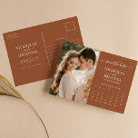 Modern bränd Orange Spara datumfotokalender Vykort<br><div class="desc">Modern bränd Orange Spara datumfotomalenderns vykort. Anpassa enkelt genom att ersätta varje info. Ladda upp ett foto för porträtt/lodrät. Flytta cirkeln genom att klicka på länken Anpassa ytterligare. Kontrollera förhandsgranskningen innan du lägger till i kundvagn. (Foto av Jonathan Borba från Pexels)</div>