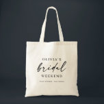 Modern Bridal Weekend | Minimalist Systerfest Tygkasse<br><div class="desc">Fira med effortless stil med denna moderna Bröllopshelgs-handväskor med elegant typografi och ett personligt namn och plats. Perfekt för att packa bröllopshelgens nödvändigheter eller brudtärnsgåvor. Denna minimalistiska design passar vackert med klassiska, moderna eller kustnära bröllopsteman. Idealisk för bröllopshelger och bröllopsresor, välkomstgåvor till brudtärnor eller förmånspåsar, möhippor och bröllopspartresor. En stilren...</div>