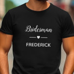 Modern Bridesman med Namn i Vita Bröllop T Shirt<br><div class="desc">Din brudgumm kommer att ha mycket roligt på sig den här personligens t-shirt när han hjälper dig med dina planeringsmöten i bröllop! Visa honom hur mycket han elak till dig med den här speciella gåvan!</div>