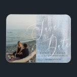 Modern Bröllop Flexible Photo Magnet<br><div class="desc">Design har ett modernt,  vitt,  tunt Spara datumskript och ditt fantastisk-foto mot en texturerad bakgrund med himlar blå vattenfärg. Anpassa enkelt med viktig valfri information. Jag vill berömma det moderna temat bröllop under vilken säsong som helst under bröllop.</div>
