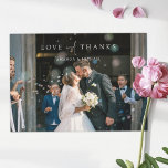 Modern Bröllop-foto Newlyweds med enkel Elegant Tack Kort<br><div class="desc">Den här chicen är ett vågrät-fotot av anpassningsbarna bröllop tack för att du har en elegant, minimalistisk och modern design. Standardformen är vassa hörn av standardtyp, men rundade hörn fungerar också på ett underbart sätt med den här designen. Prova båda utseendet och se vilken av dem du har. Framsidan har...</div>