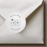 Modern Bröllop Ringar Monogram Spara datum Runt Klistermärke<br><div class="desc">Spara anpassningsbar-designade datumsymboler/etiketter med parets initialer inringade i bröllop/förlovning ringar. Dessa moderna och elegant klistermärken är perfekter för meddelanden,  inbjudningar,  DIY-presentpaket med mera!</div>