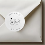Modern Bröllop Ringar Monogram Spara datum Runt Klistermärke<br><div class="desc">Spara anpassningsbar-designade datumsymboler/etiketter med parets initialer inringade i bröllop/förlovning ringar. Dessa moderna och elegant klistermärken är perfekter för meddelanden,  inbjudningar,  DIY-presentpaket med mera!</div>