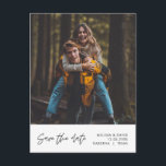 Modern Bröllop spara datum, ett par foto Postcar Vykort<br><div class="desc">Bröllop spara datum,  ett par fotovykort,  i ett modernt tema av minimalistisk karaktär. Det är helt anpassade och personlig med era egna hälsning-budskap. Lägg till returadressen för enkel utskick. Det är enkelt och enkelt att anpassa. Det här är perfektens vykort för ditt meddelande om bröllop-datum.</div>