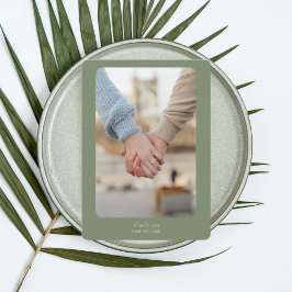 Modern Bröllop | SPARA DATUM | Mörk Sage Spara Datumet