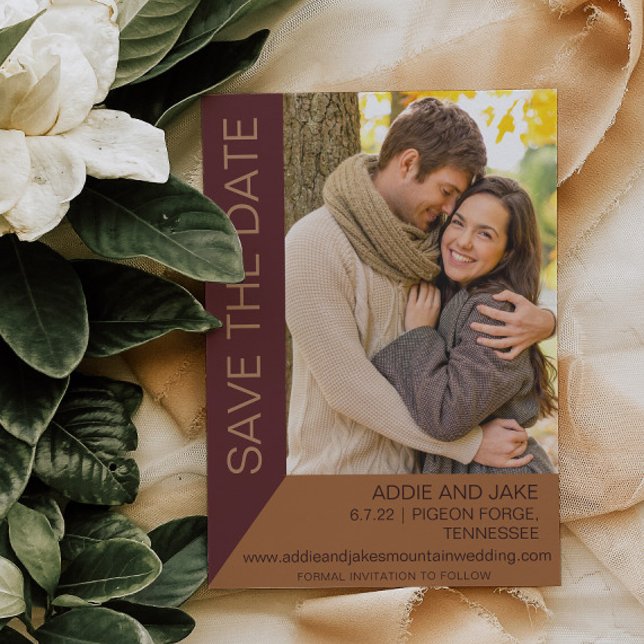 Modern Bröllop Spara Foto Burgundy Rust Inbjudningar (Burgundy and gold wedding Save the Date photo card.)