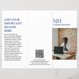 Modern broschyr, enkelt blått monogram reklamblad