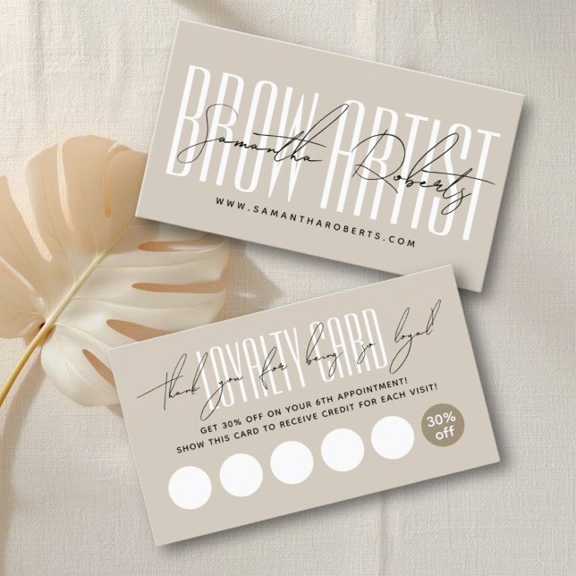 Modern brow artist script typografi beige lojalitetskort (Skapare uppladdad)