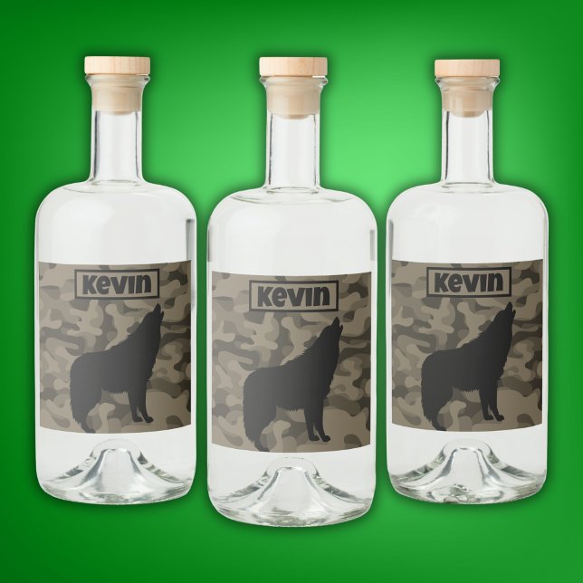 Modern Brown Camo Black Varg Silhouette Monogram | Spritflaskor Etikett (Skapare uppladdad)