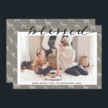 Modern Brown Grått-Chic-skript BLESSED-minimalisti Julkort<br><div class="desc">Modern brun Grått-Chic-skript BLESSED-minialistiskt fotokort för Helgdag. Skicka semesterhälsningar i anpassade och personlig till vänner, kolleger och familj i enkla, chic, elegant och moderna fotodesignkort, naturliga minimalistiska stil-kort! En vacker kalligrafi av "välsignad" ramar ditt foto framför. I bilden nedan visas anpassningsbar hälsning-meddelandet från din familj namn i modern typografi. Omvänd...</div>
