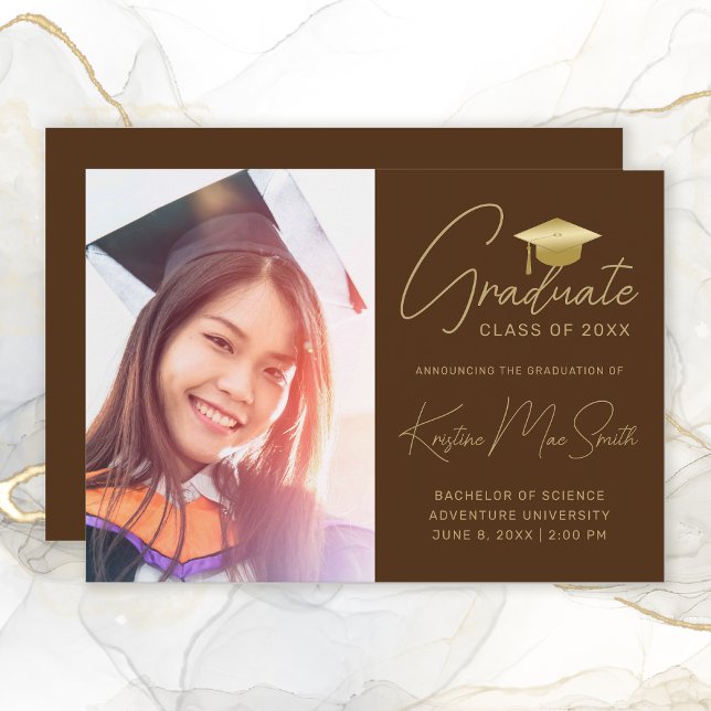 Modern Brown Guld-skript Photo College Graduation Meddelande (Modern Brown Gold Script Photo Graduation Announcement)