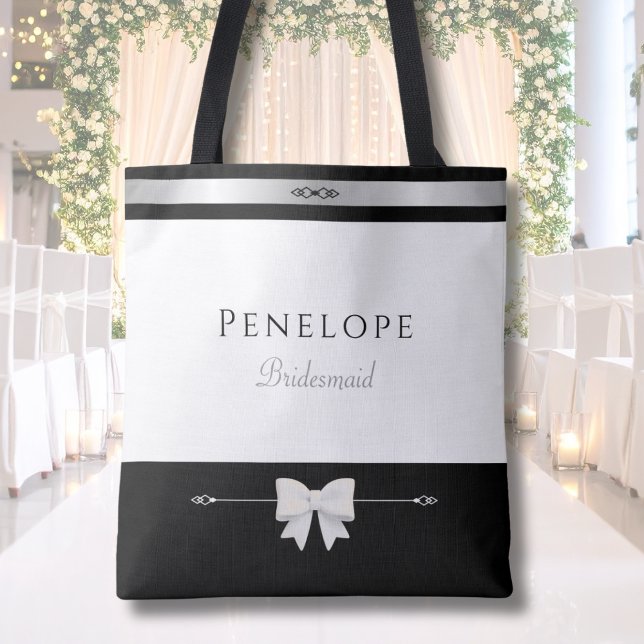 Modern brudtärna-gåva | Lyxig tote med typsnitt Tygkasse (Elegant personalized Bridesmaid gift tote bag featuring luxury typography in a bridal suite)