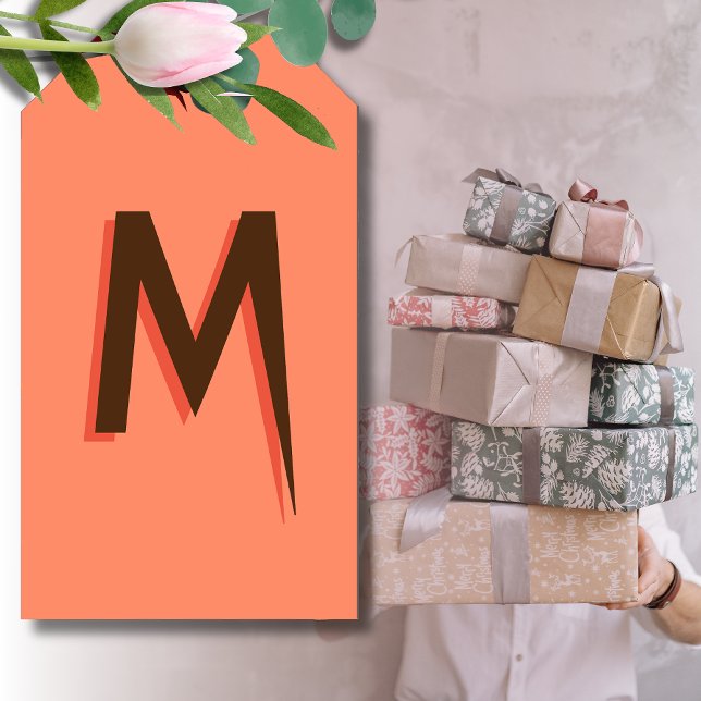 Modern brun 3D-text, första Brev | Laxfisk Rosa Presentetikett (Skapare uppladdad)