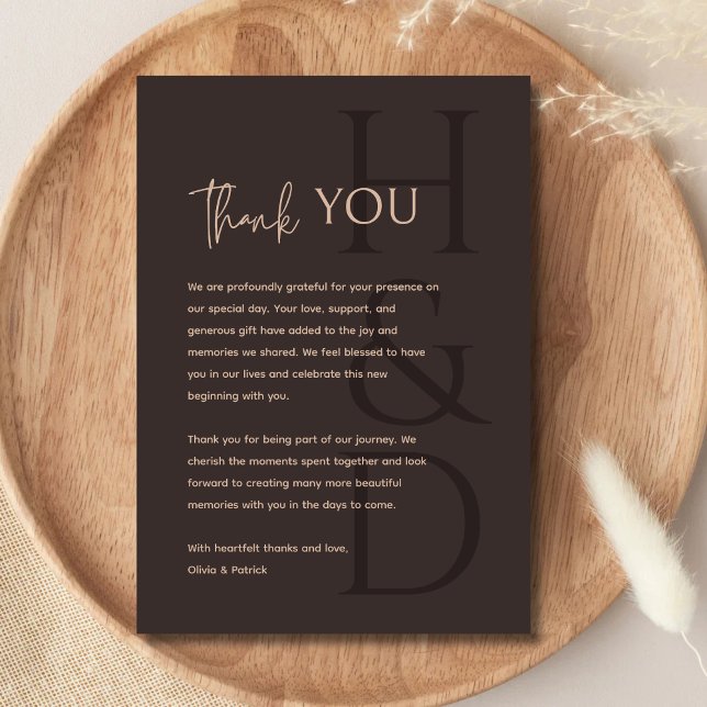 Modern Brun Monogram Minimalist Bröllop Tacksamhet Tack Kort (Modern brown monogram thank you card adds a warm, minimalist touch to your gratitude.)