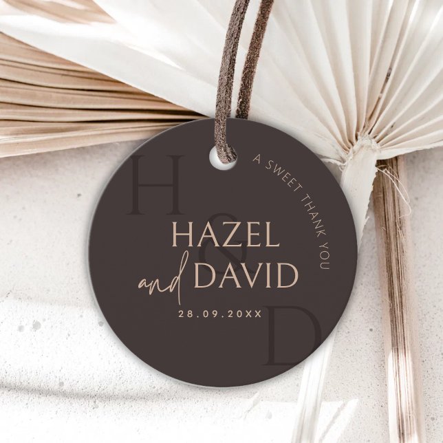 Modern Brun Monogram Minimalistisk Bröllop Gåvor Etiketter (Modern brown monogram favor tags add a warm, minimalist finish to wedding favors.)