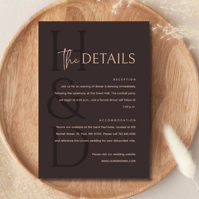 Modern Brun Monogram Minimalistisk Bröllopsklännin Tilläggskort (Modern brown monogram enclosure card adds a warm, minimalist touch to wedding details.)