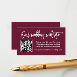 Modern Brush Script Bröllopswebbplats QR Burgundy Tilläggskort