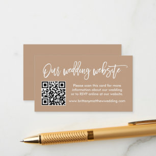 Modern Brush Script Bröllopswebbplats QR Taupe Tilläggskort