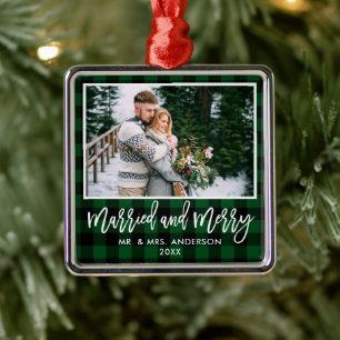 Modern Brush Script Grön Plaid Gift och Glad Julgransprydnad Metall