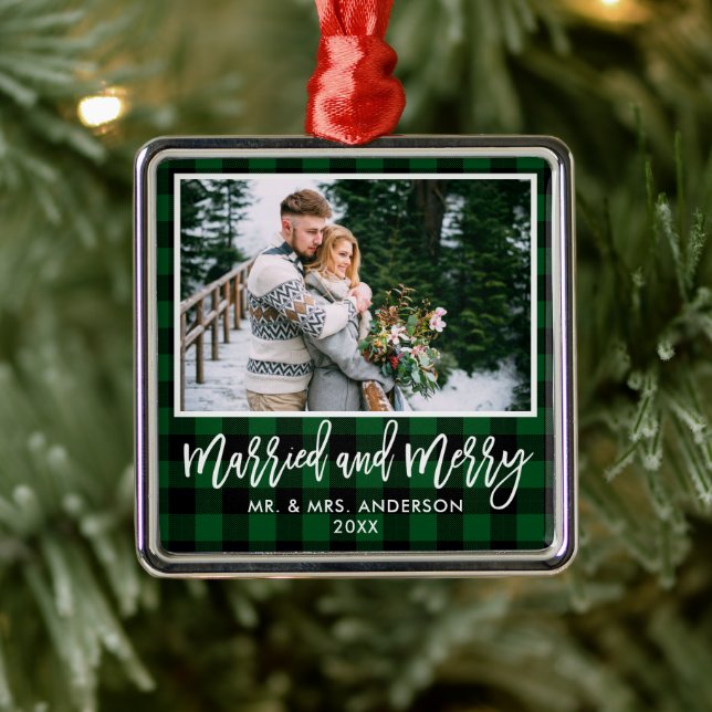 Modern Brush Script Grön Plaid Gift och Glad Julgransprydnad Metall (Träd)