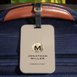 Modern Brushed Guld Monogram Beige Bagagebricka<br><div class="desc">Ett modernt lyxbildande lodrät i klassisk stil med ett penselt monokemblem i guld med stort typografiskt inledande monogram på neutraltens beige bakgrund. Texten kan enkelt anpassas med hjälp av fälten.</div>
