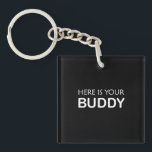 Modern Buddy-Nyckelring - minimalistisk nyckelkedj<br><div class="desc">Den här eleganta "Buddy"-nyckelkedjan har skarp vit typografi på en djup svart bakgrund för ett djärvt, modernt estetiskt material. Enkel snyggt, det är en perfekt som varje dag är ett tillbehör eller en hjärtlig gåva till din närmaste vän, syskon eller partner. Stark, kompakt och personlig fullt - precis som ditt...</div>