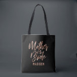 Modern Budens mamma Monogram för chic i Ro Tygkasse<br><div class="desc">Modern typografi och Anpassadets bakgrund Färg i Guld i chic! Välj valfri anpassningsbar färg genom att klicka på länken "anpassa ytterligare" under textanpassningsområdena. Rulla ned på högerna av redigeraren förbi texten och bilder och plocka från färger eller ange färg-koden för anpassningsbar! Snyggt Bröllop Monogram Tote bags, med trendiget handskrivet skript!...</div>