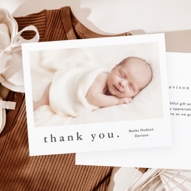Modern Budget Foto Kollaage Baby Tackkort (Simple budget baby photo thank you card.)