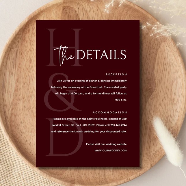 Modern Burgunder Monogram Minimalistisk Bröllop Tilläggskort (Modern burgundy monogram enclosure card adds a rich, minimalist touch to wedding details.)