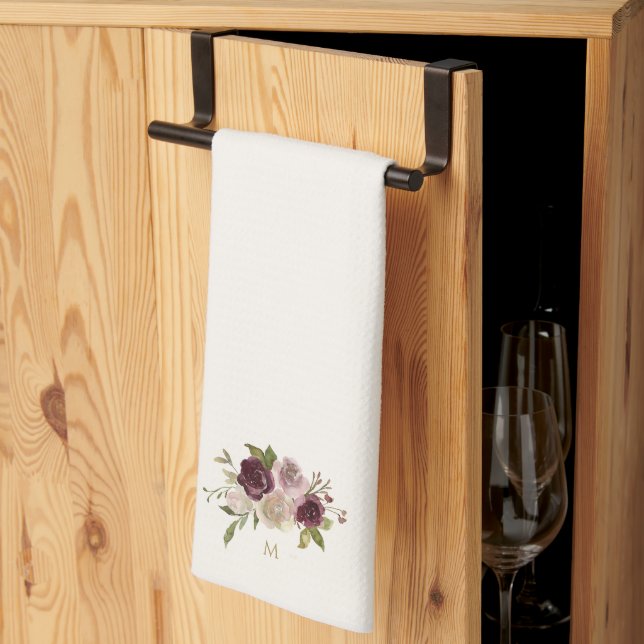 Modern Burgunder Rosa Blommig Akvarellmonogram Kökshandduk (Thirds Fold)